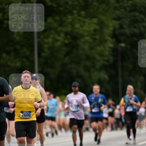 29.06.2025 - hella hamburg halbmarathon Dr. Thomas Lammeyer http://msf.ph/oto/8448104 29.06.2025 10:58:45 Kennedybrücke 1822, 2372, 2600, 2761, 3249, 3364, 3857, 4039, 4323, 4720, 4838, 5309, 5815, 5856, 5933, 6468, 6583, 6987, 7614, 7670, 7874, 7946, 7986, 9130, 9503, 11354 meine-sportfotos.de