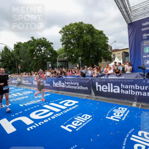 29.06.2025 - hella hamburg halbmarathon Zöllner http://msf.ph/oto/8448108 29.06.2025 10:58:16 Ziel 1563, 2907, 4426, 4592, 6104, 8290, 9230, 14631, 15125, 18068 meine-sportfotos.de