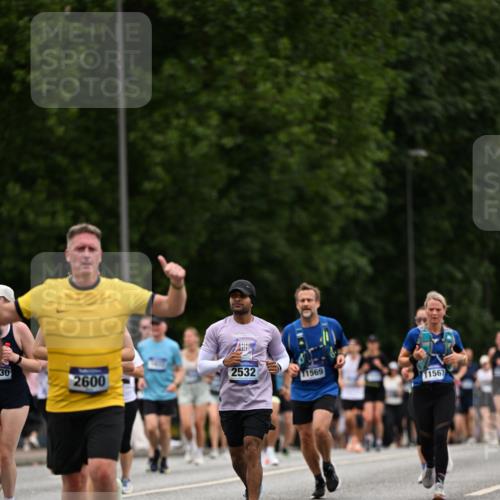 29.06.2025 - hella hamburg halbmarathon Dr. Thomas Lammeyer http://msf.ph/oto/8448128 29.06.2025 10:58:46 Kennedybrücke 1822, 2600, 3249, 3364, 3857, 4039, 4323, 4720, 4838, 5309, 5815, 5856, 5933, 6468, 6583, 6987, 7614, 7670, 7874, 7946, 7986, 9130, 9503, 11354 meine-sportfotos.de