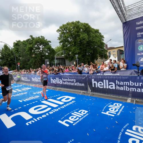 29.06.2025 - hella hamburg halbmarathon Zöllner http://msf.ph/oto/8448130 29.06.2025 10:58:16 Ziel 1563, 2907, 4426, 4592, 6104, 8290, 9230, 14631, 15125, 18068 meine-sportfotos.de