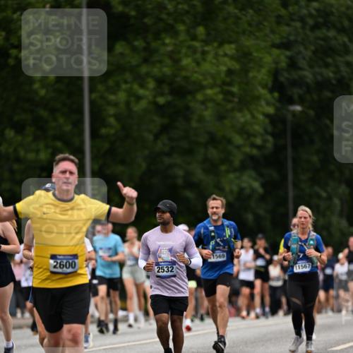 29.06.2025 - hella hamburg halbmarathon Dr. Thomas Lammeyer http://msf.ph/oto/8448135 29.06.2025 10:58:46 Kennedybrücke 1822, 2600, 3249, 3364, 3857, 4039, 4323, 4720, 4838, 5309, 5815, 5856, 5933, 6468, 6583, 6987, 7614, 7670, 7874, 7946, 7986, 9130, 9503, 11354 meine-sportfotos.de