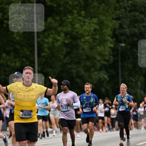 29.06.2025 - hella hamburg halbmarathon Dr. Thomas Lammeyer http://msf.ph/oto/8448144 29.06.2025 10:58:46 Kennedybrücke 1822, 2600, 3249, 3364, 3857, 4039, 4323, 4720, 4838, 5309, 5815, 5856, 5933, 6468, 6583, 6987, 7614, 7670, 7874, 7946, 7986, 9130, 9503, 11354 meine-sportfotos.de