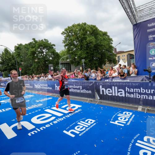 29.06.2025 - hella hamburg halbmarathon Zöllner http://msf.ph/oto/8448152 29.06.2025 10:58:17 Ziel 1595, 2907, 4426, 4592, 6104, 8290, 9230, 11645, 14631, 15125, 18068 meine-sportfotos.de