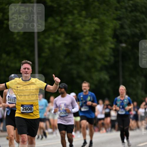 29.06.2025 - hella hamburg halbmarathon Dr. Thomas Lammeyer http://msf.ph/oto/8448157 29.06.2025 10:58:46 Kennedybrücke 1822, 2600, 3249, 3364, 3857, 4039, 4323, 4720, 4838, 5309, 5815, 5856, 5933, 6468, 6583, 6987, 7614, 7670, 7874, 7946, 7986, 9130, 9503, 11354 meine-sportfotos.de