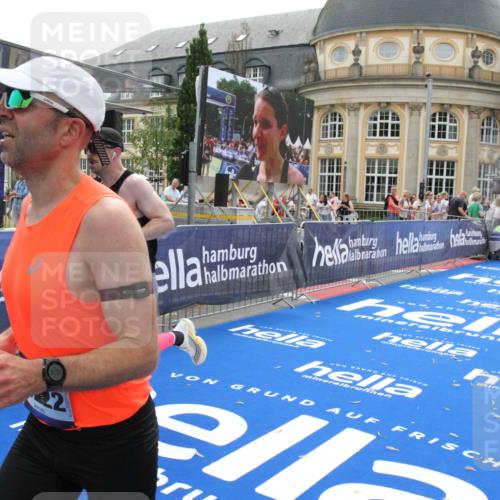 29.06.2025 - hella hamburg halbmarathon Michael Strokosch http://msf.ph/oto/8448159 29.06.2025 10:28:44 Ziel 1953, 3968, 6090, 10222, 15655, 17213, 17428 meine-sportfotos.de