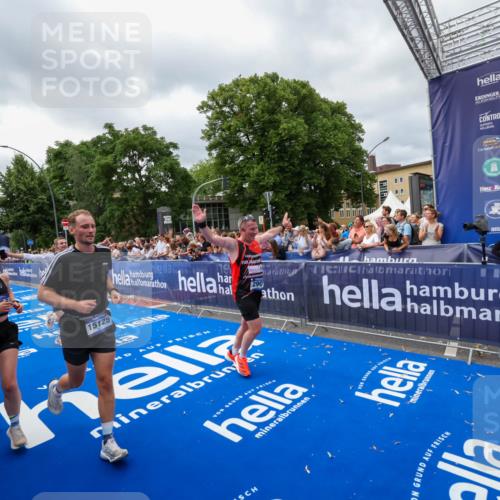 29.06.2025 - hella hamburg halbmarathon Zöllner http://msf.ph/oto/8448169 29.06.2025 10:58:17 Ziel 1595, 2907, 4426, 4592, 6104, 8290, 9230, 11645, 14631, 15125, 18068 meine-sportfotos.de