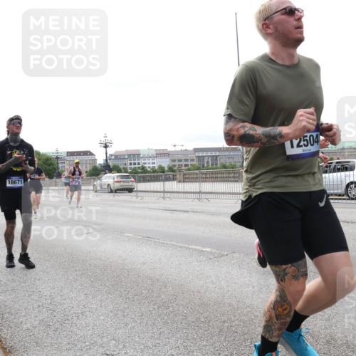 29.06.2025 - hella hamburg halbmarathon Lena Gebhardt http://msf.ph/oto/8448171 29.06.2025 10:30:27 Lombardsbrücke 18671, 12504, 1097, 1547, 1647, 2569, 2754, 2755, 2901, 3281, 3443, 3573, 3613, 4575, 4819, 5063, 5322, 6344, 6598, 6616, 6626, 7071, 7120, 8792, 10162, 10880, 11984, 12349, 12350, 12460, 12461, 12504, 12687, 12688, 12710, 13418, 14216, 14304, 14421, 15757, 15789, 15938, 16182, 16504, 16601, 16604, 16735, 16769, 16791, 16864, 18046, 18362, 18503, 18671, 18795, 18860 meine-sportfotos.de