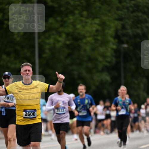 29.06.2025 - hella hamburg halbmarathon Dr. Thomas Lammeyer http://msf.ph/oto/8448180 29.06.2025 10:58:47 Kennedybrücke 1822, 2600, 3249, 3364, 3857, 4039, 4323, 4720, 4838, 5185, 5309, 5815, 5856, 5933, 6468, 6583, 6987, 7670, 7874, 7946, 7986, 9130, 9503, 11354 meine-sportfotos.de
