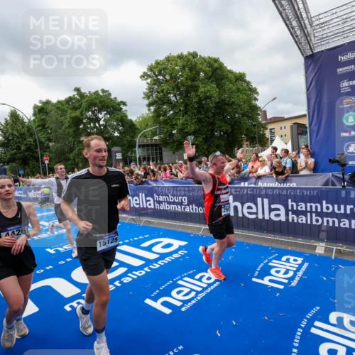 29.06.2025 - hella hamburg halbmarathon Zöllner http://msf.ph/oto/8448191 29.06.2025 10:58:17 Ziel 1595, 2907, 4426, 4592, 6104, 8290, 9230, 11645, 14631, 15125, 18068 meine-sportfotos.de