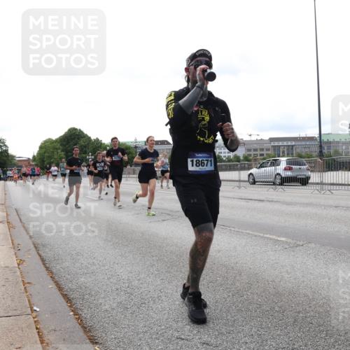 29.06.2025 - hella hamburg halbmarathon Lena Gebhardt http://msf.ph/oto/8448217 29.06.2025 10:30:28 Lombardsbrücke 18671, 1059, 1547, 1647, 2569, 2754, 2755, 2901, 3281, 3443, 3573, 4198, 4575, 4819, 5322, 6344, 6598, 6616, 6626, 7071, 7120, 8792, 9830, 10162, 10880, 11984, 12349, 12350, 12460, 12461, 12504, 12687, 12688, 12710, 13418, 14216, 14304, 14421, 15299, 15757, 15789, 15938, 16182, 16504, 16601, 16604, 16735, 16769, 16791, 16864, 18046, 18362, 18503, 18671, 18795, 18860 meine-sportfotos.de