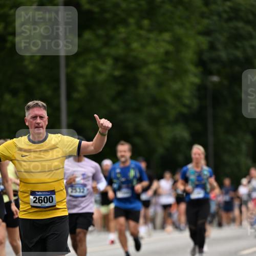 29.06.2025 - hella hamburg halbmarathon Dr. Thomas Lammeyer http://msf.ph/oto/8448233 29.06.2025 10:58:47 Kennedybrücke 1822, 2600, 3249, 3364, 3857, 4039, 4323, 4720, 4838, 5185, 5309, 5815, 5856, 5933, 6468, 6583, 6987, 7670, 7874, 7946, 7986, 9130, 9503, 11354 meine-sportfotos.de