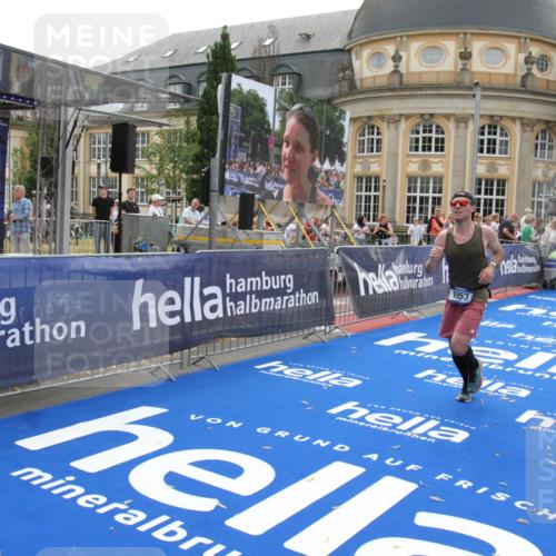 29.06.2025 - hella hamburg halbmarathon Michael Strokosch http://msf.ph/oto/8448238 29.06.2025 10:28:45 Ziel 1953, 3968, 6090, 10222, 15655, 17213, 17428 meine-sportfotos.de