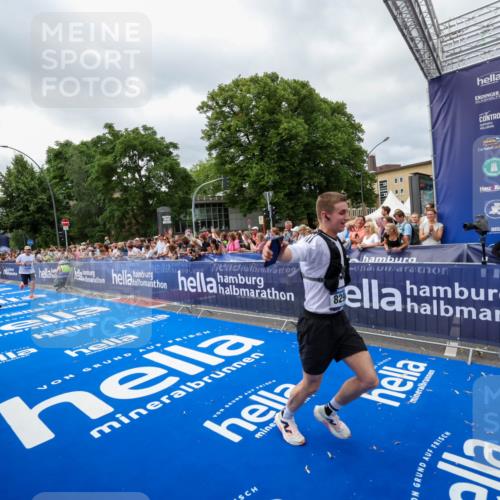 29.06.2025 - hella hamburg halbmarathon Zöllner http://msf.ph/oto/8448239 29.06.2025 10:58:18 Ziel 1595, 2907, 4426, 4592, 6104, 8290, 9230, 11645, 14631, 15125, 18068 meine-sportfotos.de