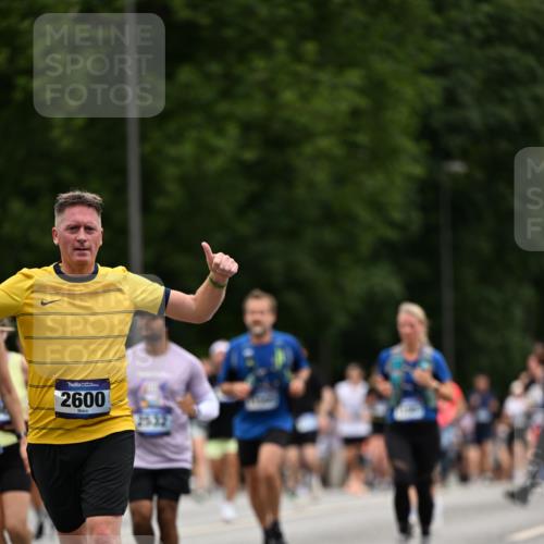 29.06.2025 - hella hamburg halbmarathon Dr. Thomas Lammeyer http://msf.ph/oto/8448242 29.06.2025 10:58:47 Kennedybrücke 1822, 2600, 3249, 3364, 3857, 4039, 4323, 4720, 4838, 5185, 5309, 5815, 5856, 5933, 6468, 6583, 6987, 7670, 7874, 7946, 7986, 9130, 9503, 11354 meine-sportfotos.de