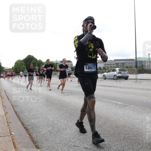 29.06.2025 - hella hamburg halbmarathon Lena Gebhardt http://msf.ph/oto/8448253 29.06.2025 10:30:28 Lombardsbrücke 18671, 1059, 1547, 1647, 2569, 2754, 2755, 2901, 3281, 3443, 3573, 4198, 4575, 4819, 5322, 6344, 6598, 6616, 6626, 7071, 7120, 8792, 9830, 10162, 10880, 11984, 12349, 12350, 12460, 12461, 12504, 12687, 12688, 12710, 13418, 14216, 14304, 14421, 15299, 15757, 15789, 15938, 16182, 16504, 16601, 16604, 16735, 16769, 16791, 16864, 18046, 18362, 18503, 18671, 18795, 18860 meine-sportfotos.de