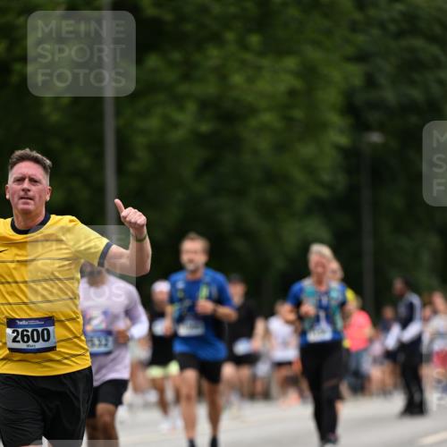 29.06.2025 - hella hamburg halbmarathon Dr. Thomas Lammeyer http://msf.ph/oto/8448284 29.06.2025 10:58:48 Kennedybrücke 1779, 1822, 2600, 3249, 3364, 3857, 4039, 4323, 4720, 4838, 5185, 5309, 5815, 5856, 5933, 6468, 6583, 6987, 7670, 7874, 7946, 7986, 9130, 11354 meine-sportfotos.de