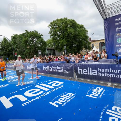 29.06.2025 - hella hamburg halbmarathon Zöllner http://msf.ph/oto/8448304 29.06.2025 10:58:20 Ziel 1595, 4592, 4708, 6104, 6147, 9230, 9485, 11645, 14631, 15434, 18068 meine-sportfotos.de