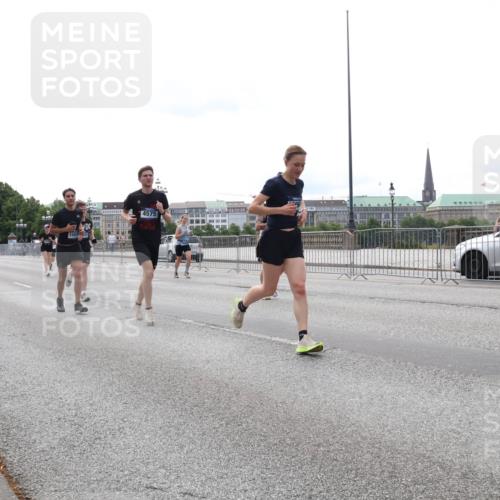 29.06.2025 - hella hamburg halbmarathon Lena Gebhardt http://msf.ph/oto/8448309 29.06.2025 10:30:29 Lombardsbrücke 1593, 21, 4575, 1059, 1547, 1647, 2569, 2754, 2755, 2901, 3281, 3443, 3573, 4198, 4575, 4819, 6344, 6598, 6616, 6626, 7071, 7120, 8792, 9830, 10880, 11984, 12349, 12350, 12460, 12461, 12504, 12687, 12688, 12710, 13418, 14216, 14304, 14421, 15299, 15757, 15789, 15938, 16182, 16504, 16601, 16604, 16735, 16769, 16791, 16864, 18046, 18362, 18503, 18671, 18795, 18860 meine-sportfotos.de