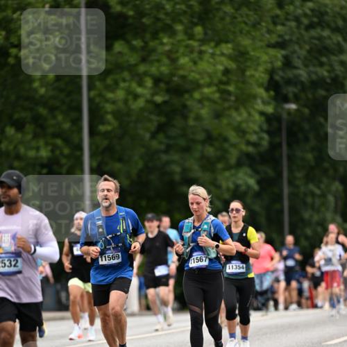 29.06.2025 - hella hamburg halbmarathon Dr. Thomas Lammeyer http://msf.ph/oto/8448371 29.06.2025 10:58:49 Kennedybrücke 1779, 1822, 2600, 3249, 3364, 3857, 4039, 4720, 4838, 5185, 5309, 5815, 5856, 5933, 6583, 6987, 7670, 7874, 7946, 7986, 9130, 9764, 11354 meine-sportfotos.de