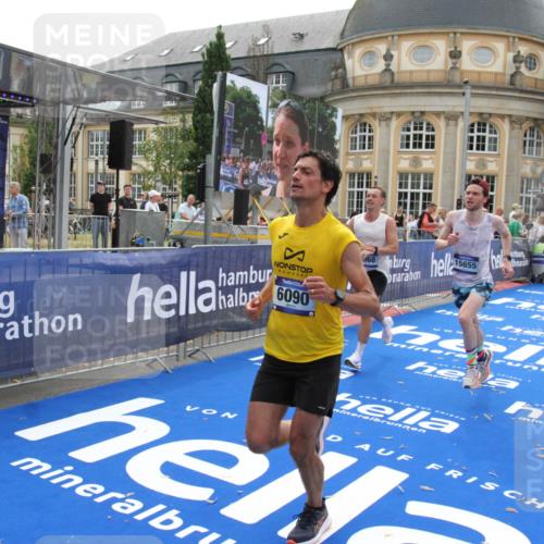 29.06.2025 - hella hamburg halbmarathon Michael Strokosch http://msf.ph/oto/8448377 29.06.2025 10:28:48 Ziel 1953, 2604, 3968, 6090, 10486, 15655, 17428, 18763 meine-sportfotos.de