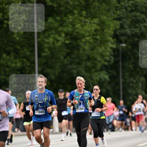 29.06.2025 - hella hamburg halbmarathon Dr. Thomas Lammeyer http://msf.ph/oto/8448396 29.06.2025 10:58:49 Kennedybrücke 1779, 1822, 2600, 3249, 3364, 3857, 4039, 4720, 4838, 5185, 5309, 5815, 5856, 5933, 6583, 6987, 7670, 7874, 7946, 7986, 9130, 9764, 11354 meine-sportfotos.de