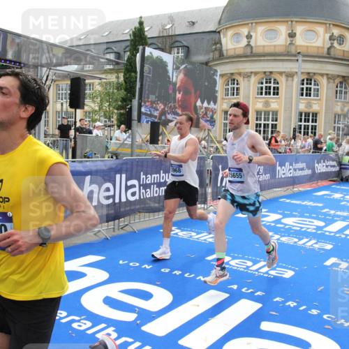29.06.2025 - hella hamburg halbmarathon Michael Strokosch http://msf.ph/oto/8448397 29.06.2025 10:28:48 Ziel 1953, 2604, 3968, 6090, 10486, 15655, 17428, 18763 meine-sportfotos.de