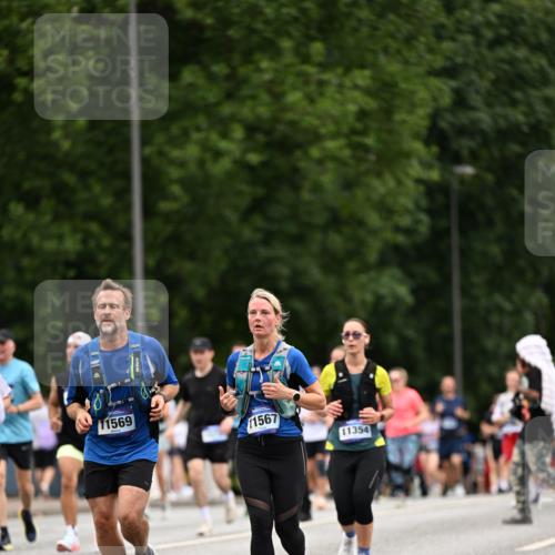 29.06.2025 - hella hamburg halbmarathon Dr. Thomas Lammeyer http://msf.ph/oto/8448440 29.06.2025 10:58:49 Kennedybrücke 1779, 1822, 2600, 3249, 3364, 3857, 4039, 4720, 4838, 5185, 5309, 5815, 5856, 5933, 6583, 6987, 7670, 7874, 7946, 7986, 9130, 9764, 11354 meine-sportfotos.de