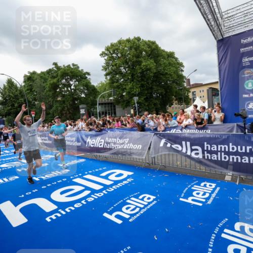 29.06.2025 - hella hamburg halbmarathon Zöllner http://msf.ph/oto/8448448 29.06.2025 10:58:23 Ziel 1595, 4550, 4592, 4708, 6138, 6147, 9230, 9485, 11645, 14631, 15434, 18266 meine-sportfotos.de