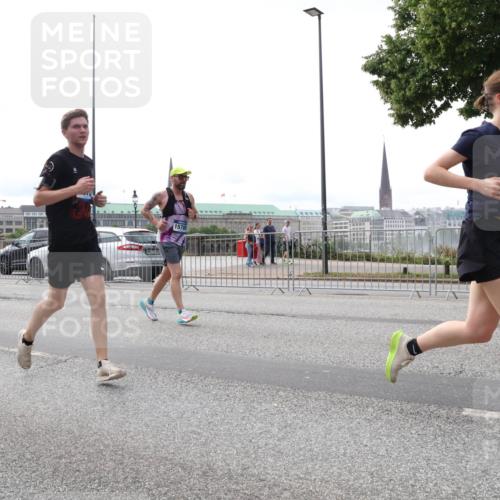 29.06.2025 - hella hamburg halbmarathon Lena Gebhardt http://msf.ph/oto/8448460 29.06.2025 10:30:30 Lombardsbrücke 15938, 1578, 1686, 1059, 1547, 1647, 2569, 2754, 2755, 2901, 3281, 3443, 3573, 4198, 4575, 4819, 6344, 6556, 6598, 6616, 6626, 7071, 7120, 9830, 10880, 11984, 12349, 12350, 12460, 12461, 12504, 12687, 12688, 12710, 13418, 14216, 14304, 14421, 15299, 15757, 15789, 15938, 16182, 16504, 16601, 16604, 16735, 16769, 16791, 16864, 18046, 18362, 18503, 18671, 18795, 18860 meine-sportfotos.de