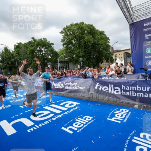 29.06.2025 - hella hamburg halbmarathon Zöllner http://msf.ph/oto/8448472 29.06.2025 10:58:24 Ziel 1595, 4550, 4592, 4708, 5347, 6138, 6147, 9230, 9485, 11645, 11808, 14355, 15434, 18266, 18891 meine-sportfotos.de