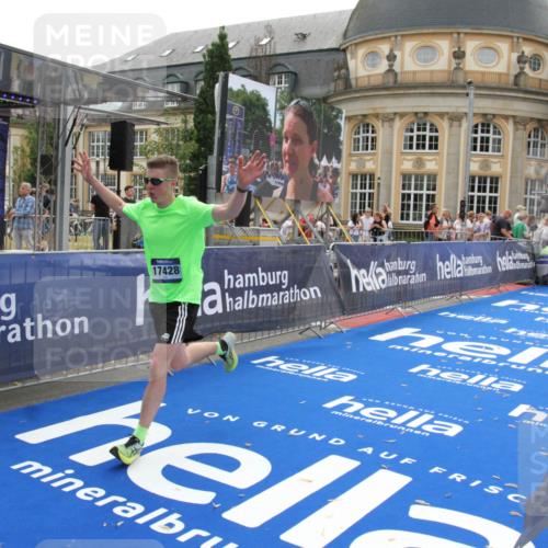 29.06.2025 - hella hamburg halbmarathon Michael Strokosch http://msf.ph/oto/8448546 29.06.2025 10:28:51 Ziel 2604, 10486, 17428, 18763 meine-sportfotos.de