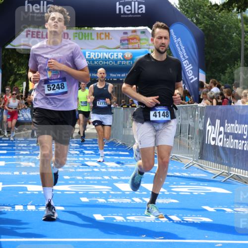 29.06.2025 - hella hamburg halbmarathon Strokosch-Dieckow http://msf.ph/oto/8448611 29.06.2025 10:38:40 Ziel 2296, 2719, 4148, 5248, 6684, 8450, 9264, 9403, 9540, 10218, 11055, 11281, 11282, 11379, 12772, 13800, 15372, 17154, 18188, 19004 meine-sportfotos.de
