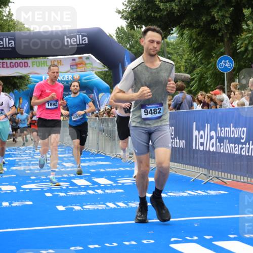 29.06.2025 - hella hamburg halbmarathon Strokosch-Dieckow http://msf.ph/oto/8448613 29.06.2025 10:48:46 Ziel 1094, 1884, 1892, 2442, 9482, 9661, 11519, 12421, 12533, 13009, 13976, 14511, 15309, 15384, 16653, 17007, 17127, 18873 meine-sportfotos.de