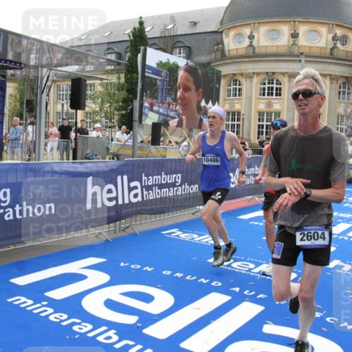 29.06.2025 - hella hamburg halbmarathon Michael Strokosch http://msf.ph/oto/8448633 29.06.2025 10:28:54 Ziel 1827, 2604, 10486, 18763 meine-sportfotos.de