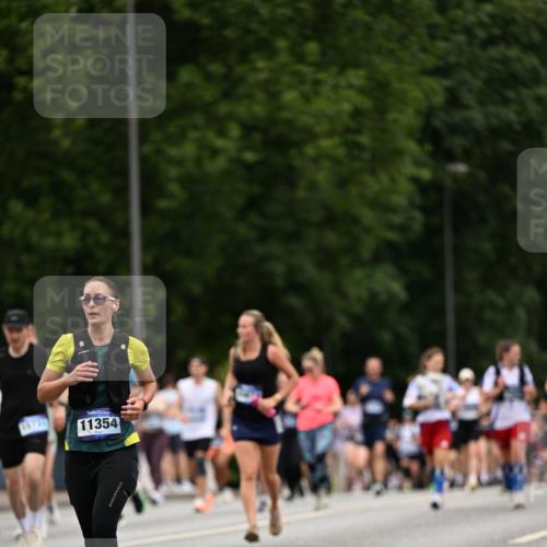 29.06.2025 - hella hamburg halbmarathon Dr. Thomas Lammeyer http://msf.ph/oto/8448667 29.06.2025 10:58:52 Kennedybrücke 1779, 1822, 2600, 3364, 3857, 4039, 4720, 5185, 5309, 5815, 5856, 5933, 6583, 6987, 6988, 7670, 7874, 7946, 7986, 9130, 9764, 11354 meine-sportfotos.de