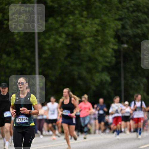 29.06.2025 - hella hamburg halbmarathon Dr. Thomas Lammeyer http://msf.ph/oto/8448678 29.06.2025 10:58:53 Kennedybrücke 1779, 1822, 2600, 3364, 3857, 4039, 4720, 5185, 5309, 5815, 5856, 5933, 6279, 6583, 6987, 6988, 7670, 7874, 7946, 7986, 9130, 9764, 11354 meine-sportfotos.de