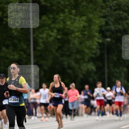 29.06.2025 - hella hamburg halbmarathon Dr. Thomas Lammeyer http://msf.ph/oto/8448694 29.06.2025 10:58:53 Kennedybrücke 1779, 1822, 2600, 3364, 3857, 4039, 4720, 5185, 5309, 5815, 5856, 5933, 6279, 6583, 6987, 6988, 7670, 7874, 7946, 7986, 9130, 9764, 11354 meine-sportfotos.de
