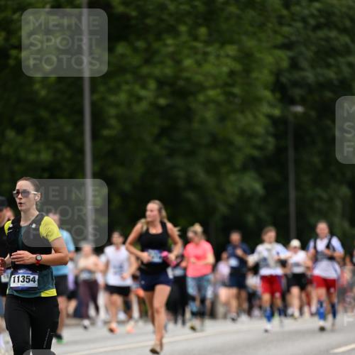 29.06.2025 - hella hamburg halbmarathon Dr. Thomas Lammeyer http://msf.ph/oto/8448707 29.06.2025 10:58:53 Kennedybrücke 1779, 1822, 2600, 3364, 3857, 4039, 4720, 5185, 5309, 5815, 5856, 5933, 6279, 6583, 6987, 6988, 7670, 7874, 7946, 7986, 9130, 9764, 11354 meine-sportfotos.de