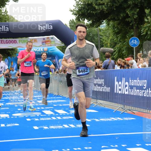 29.06.2025 - hella hamburg halbmarathon Strokosch-Dieckow http://msf.ph/oto/8448712 29.06.2025 10:48:46 Ziel 1094, 1884, 1892, 2442, 9482, 9661, 11519, 12421, 12533, 13009, 13976, 14511, 15309, 15384, 16653, 17007, 17127, 18873 meine-sportfotos.de