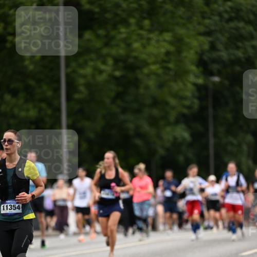29.06.2025 - hella hamburg halbmarathon Dr. Thomas Lammeyer http://msf.ph/oto/8448725 29.06.2025 10:58:53 Kennedybrücke 1779, 1822, 2600, 3364, 3857, 4039, 4720, 5185, 5309, 5815, 5856, 5933, 6279, 6583, 6987, 6988, 7670, 7874, 7946, 7986, 9130, 9764, 11354 meine-sportfotos.de