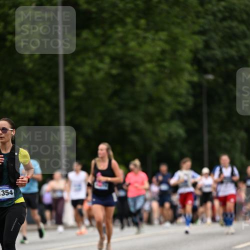 29.06.2025 - hella hamburg halbmarathon Dr. Thomas Lammeyer http://msf.ph/oto/8448734 29.06.2025 10:58:53 Kennedybrücke 1779, 1822, 2600, 3364, 3857, 4039, 4720, 5185, 5309, 5815, 5856, 5933, 6279, 6583, 6987, 6988, 7670, 7874, 7946, 7986, 9130, 9764, 11354 meine-sportfotos.de