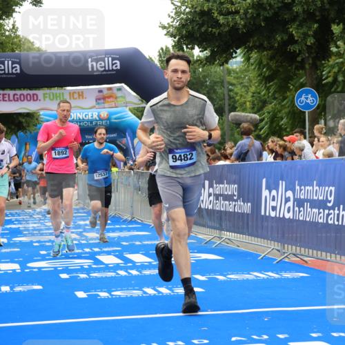 29.06.2025 - hella hamburg halbmarathon Strokosch-Dieckow http://msf.ph/oto/8448771 29.06.2025 10:48:46 Ziel 1094, 1884, 1892, 2442, 9482, 9661, 11519, 12421, 12533, 13009, 13976, 14511, 15309, 15384, 16653, 17007, 17127, 18873 meine-sportfotos.de