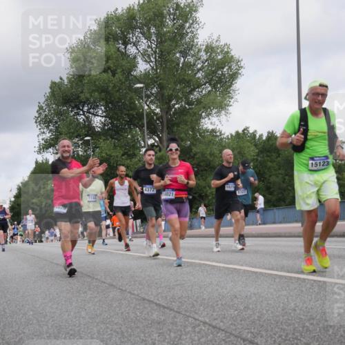 29.06.2025 - hella hamburg halbmarathon Luisa Fischer http://msf.ph/oto/8448782 29.06.2025 10:30:58 Kennedybrücke 4372, 14021, 1148, 4020, 1825, 8327, 15123, 1148, 1530, 1793, 4372, 5903, 7234, 8327 meine-sportfotos.de