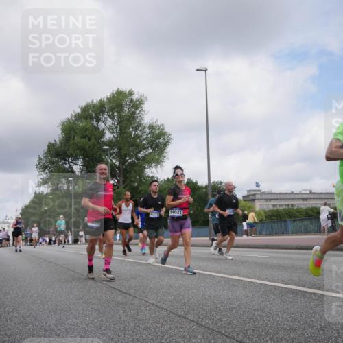 29.06.2025 - hella hamburg halbmarathon Luisa Fischer http://msf.ph/oto/8448799 29.06.2025 10:30:59 Kennedybrücke 4020, 4372, 14021, 15123, 1148, 1530, 1793, 4372, 5903, 7234, 8327 meine-sportfotos.de