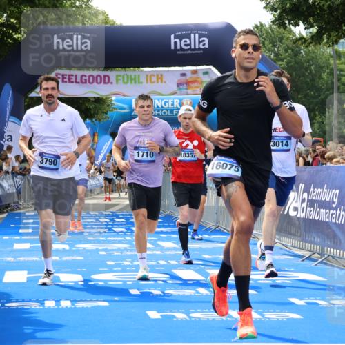 29.06.2025 - hella hamburg halbmarathon Strokosch-Dieckow http://msf.ph/oto/8448825 29.06.2025 10:38:26 Ziel 1042, 1710, 2745, 3014, 3431, 3790, 7110, 8571, 14905, 14992, 16075, 16280, 18357, 18761 meine-sportfotos.de
