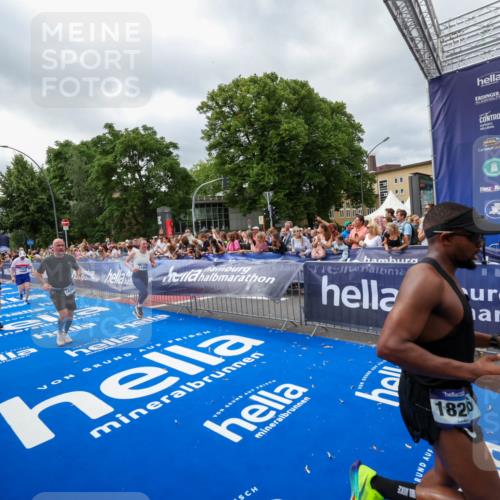 29.06.2025 - hella hamburg halbmarathon Zöllner http://msf.ph/oto/8448826 29.06.2025 10:58:31 Ziel 4550, 4767, 5341, 5347, 7476, 11808, 14355, 16531, 17415, 18266, 18891, 19166 meine-sportfotos.de