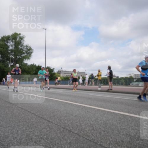 29.06.2025 - hella hamburg halbmarathon Luisa Fischer http://msf.ph/oto/8448850 29.06.2025 10:31:05 Kennedybrücke 1530, 5903 meine-sportfotos.de