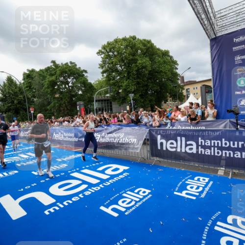 29.06.2025 - hella hamburg halbmarathon Zöllner http://msf.ph/oto/8448853 29.06.2025 10:58:31 Ziel 4550, 4767, 5341, 5347, 7476, 11808, 14355, 16531, 17415, 18266, 18891, 19166 meine-sportfotos.de