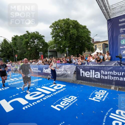 29.06.2025 - hella hamburg halbmarathon Zöllner http://msf.ph/oto/8448879 29.06.2025 10:58:31 Ziel 4550, 4767, 5341, 5347, 7476, 11808, 14355, 16531, 17415, 18266, 18891, 19166 meine-sportfotos.de