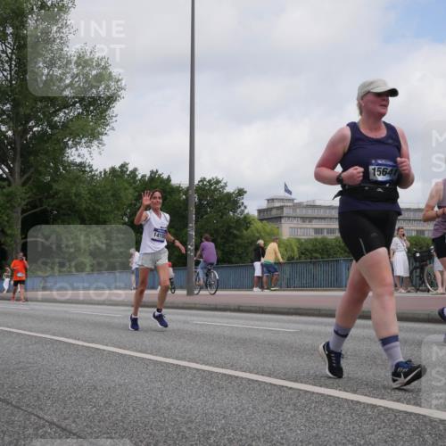 29.06.2025 - hella hamburg halbmarathon Luisa Fischer http://msf.ph/oto/8448892 29.06.2025 10:31:07 Kennedybrücke 14155, 15641, 18012, 1530, 5903 meine-sportfotos.de